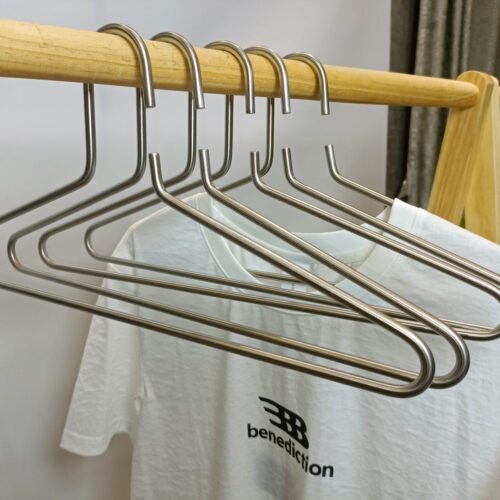 Bulk metal hangers for retail garment display